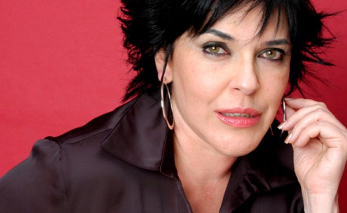 Marianella Salazar Baña Valencia de Glamour y Controversia con “La Eterna Irreverente”