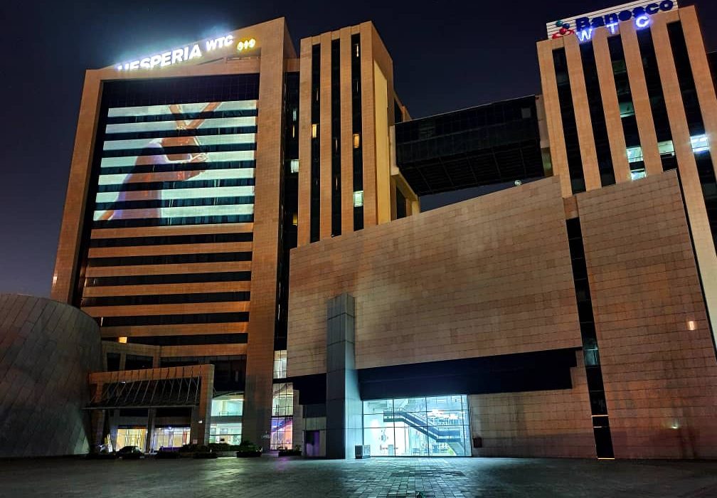 Hesperia World Trade Center Valencia Iluminó su Fachada con un Jesús de Nazareno de 40 Metros