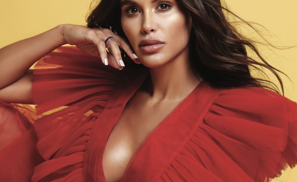 Michell Roxana Castellanos Engalana la Portada de la Revista “Chic Miami”