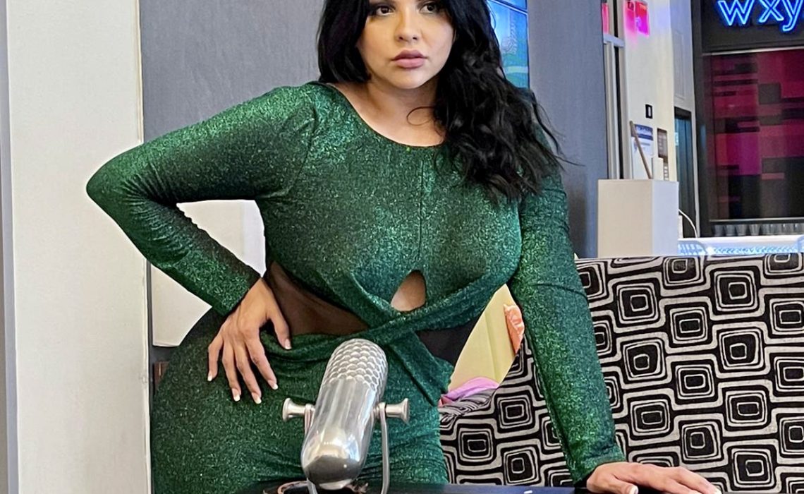 La Artista Christi Lux Impacta en Alfombra Azul con un Elegante y Seductor Look