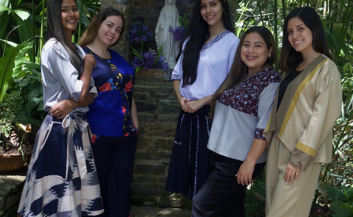 Jacinta: Elegancia y Dignidad Hechas Moda
