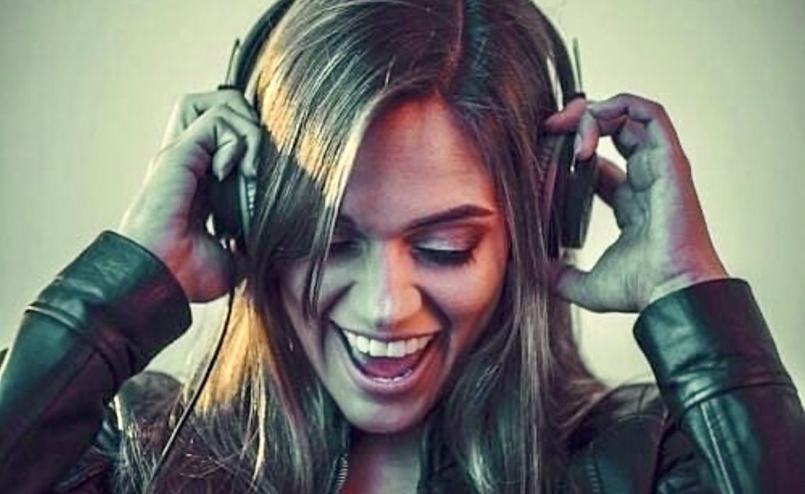 Luisa Santacruz: Una Embajadora del Turismo que Resalta También en la Música y los Deportes