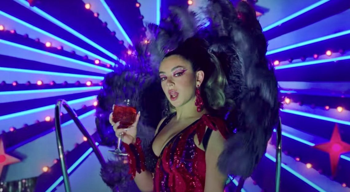 Charli XCX Nos Regresa a la Era Cool del Pop con “Used to Know Me”