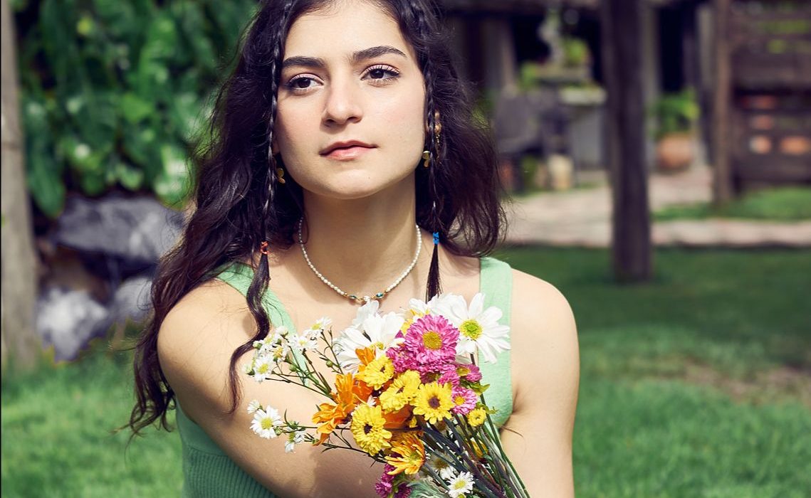 Rosa Esber Estrena su Sencillo “Tell Me”