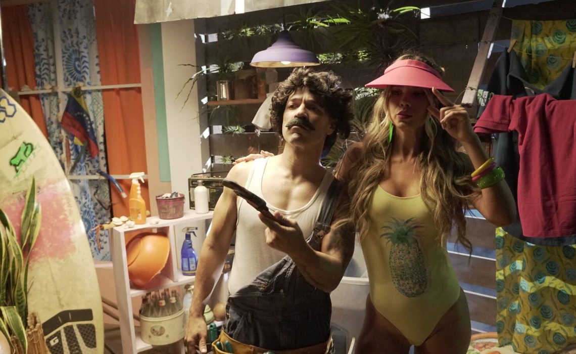 Xuxo Saca su Lado más Jocoso en Videoclip de “Agüita Fresca”