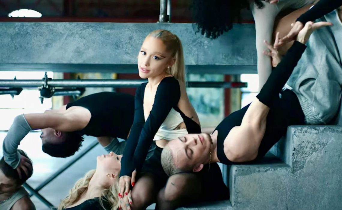 Ariana Grande Hace al Pop Chic y Cool Otra Vez con su Nuevo Sencillo Promocional “Yes, And?”