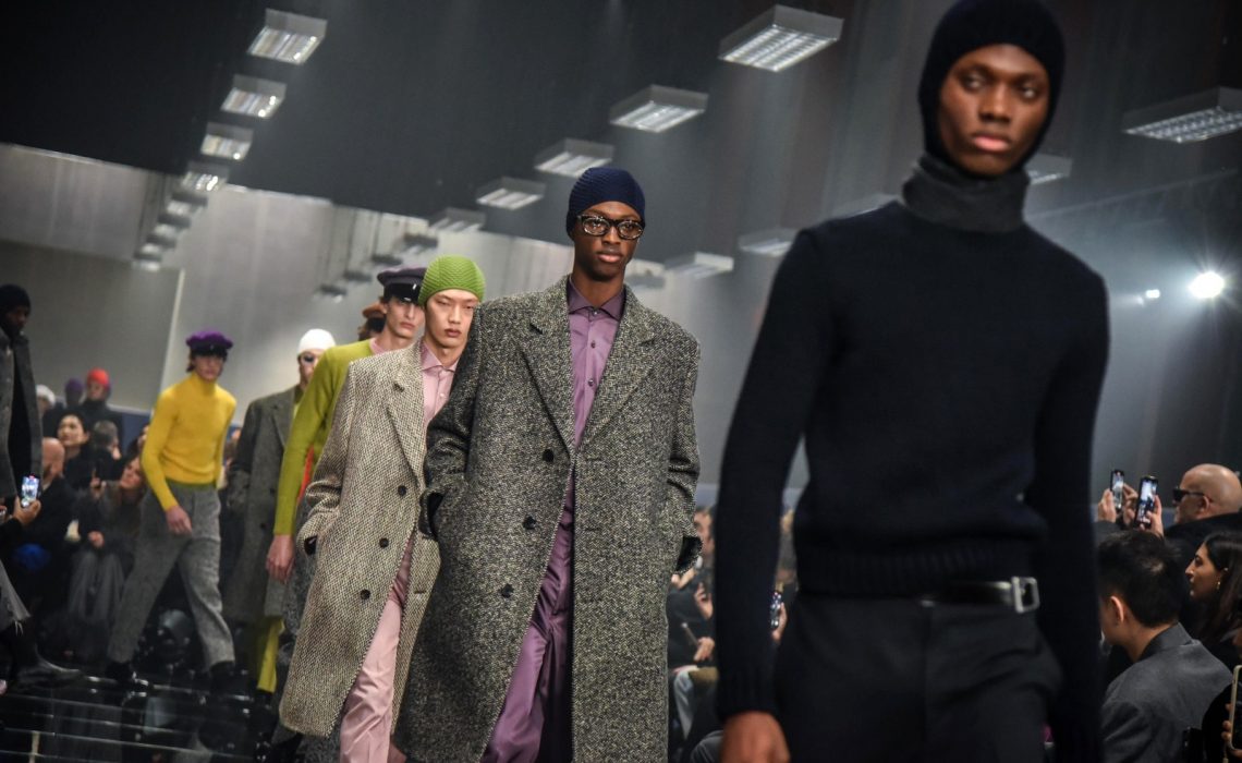 Prada Combinó el Traje con Gorros “de Piscina” en la Pasarela de Milán