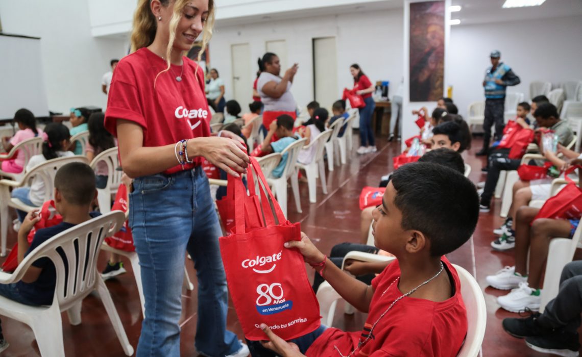 Colgate Supera Cifra de Niños Alcanzados en el 2023 con su Programa de Salud Bucal