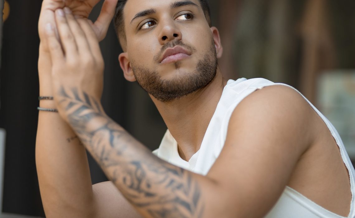 Tony Lozano nos enamora con “CUPIDO” junto a DerekVinci