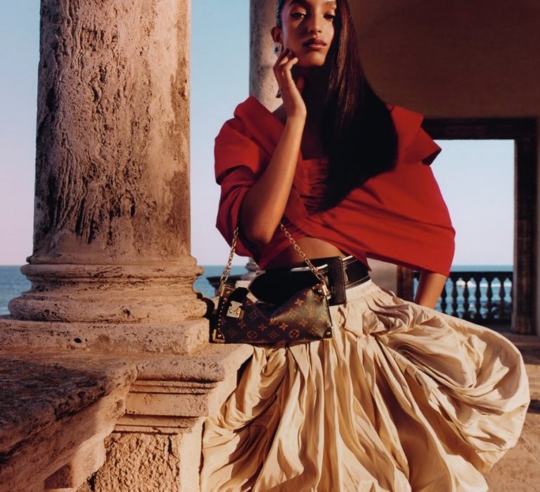 Louis Vuitton presenta su campaña Crucero Femenino 2025 en el marco de Barcelona