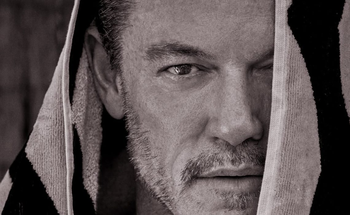 Luke Evans presenta su nuevo sencillo “Only One Of You”