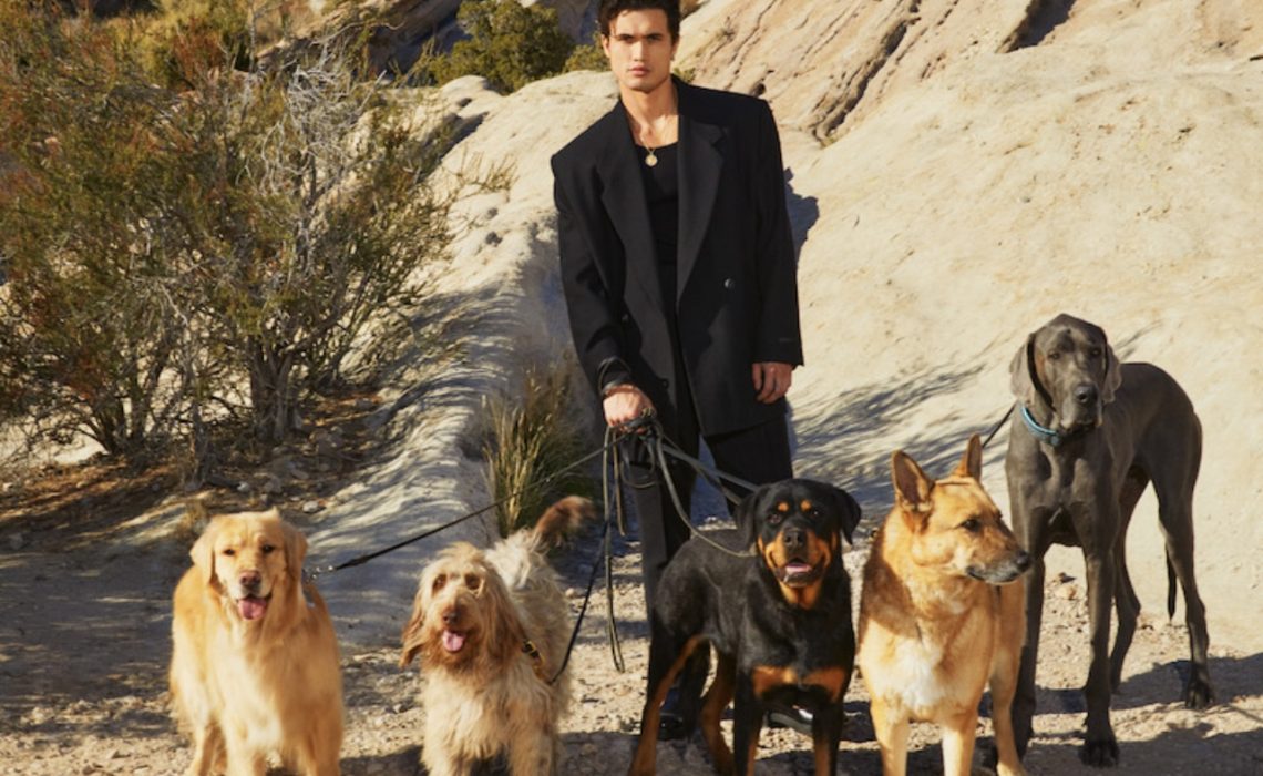 Charles Melton: El misterioso encanto del nuevo It Boy de Hollywood