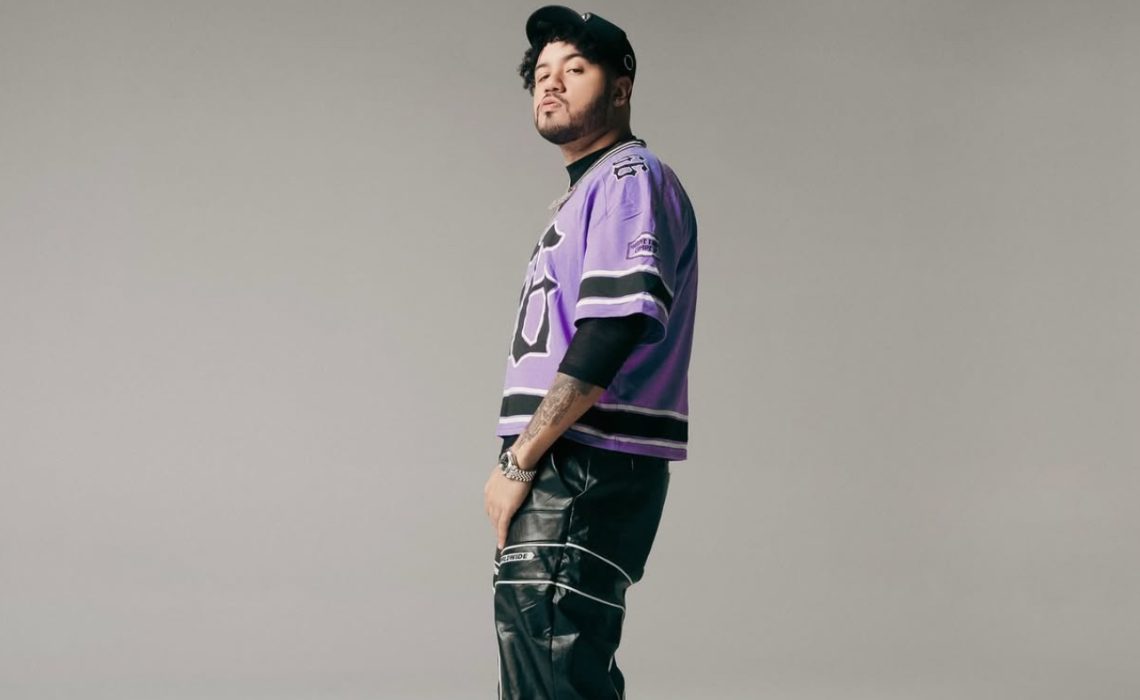 Reggi “El Auténtico” canta que “en el mar te ves mejor”