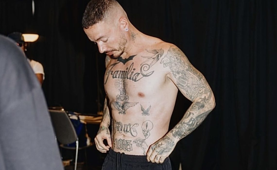 J Balvin causa furor en redes sociales con su impactante transformación física