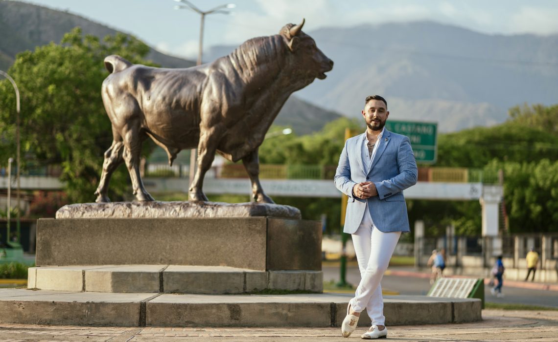 Víctor Piñero: Entre la moda, la comunicación y la controversia