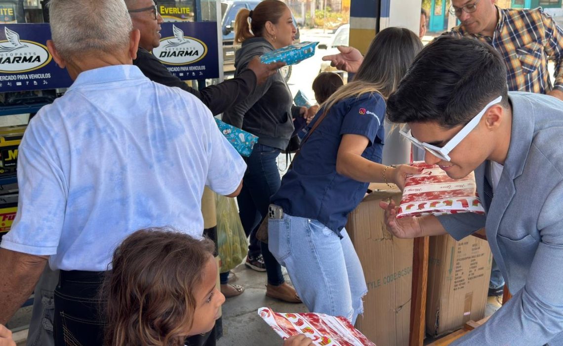 Juanfe Lleva Sonrisas a Los Pequeños Maracaibo