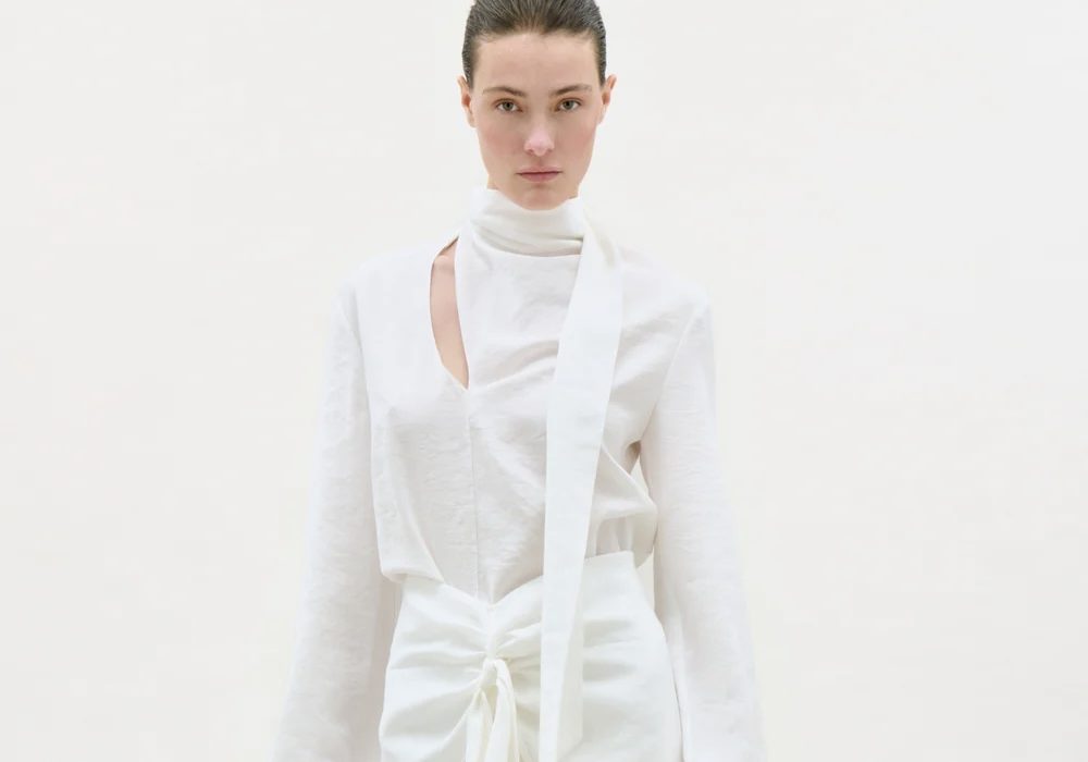 Silvia Tcherassi presenta su Colección Pre Fall 2026: Un Enigmático Viaje al Desierto