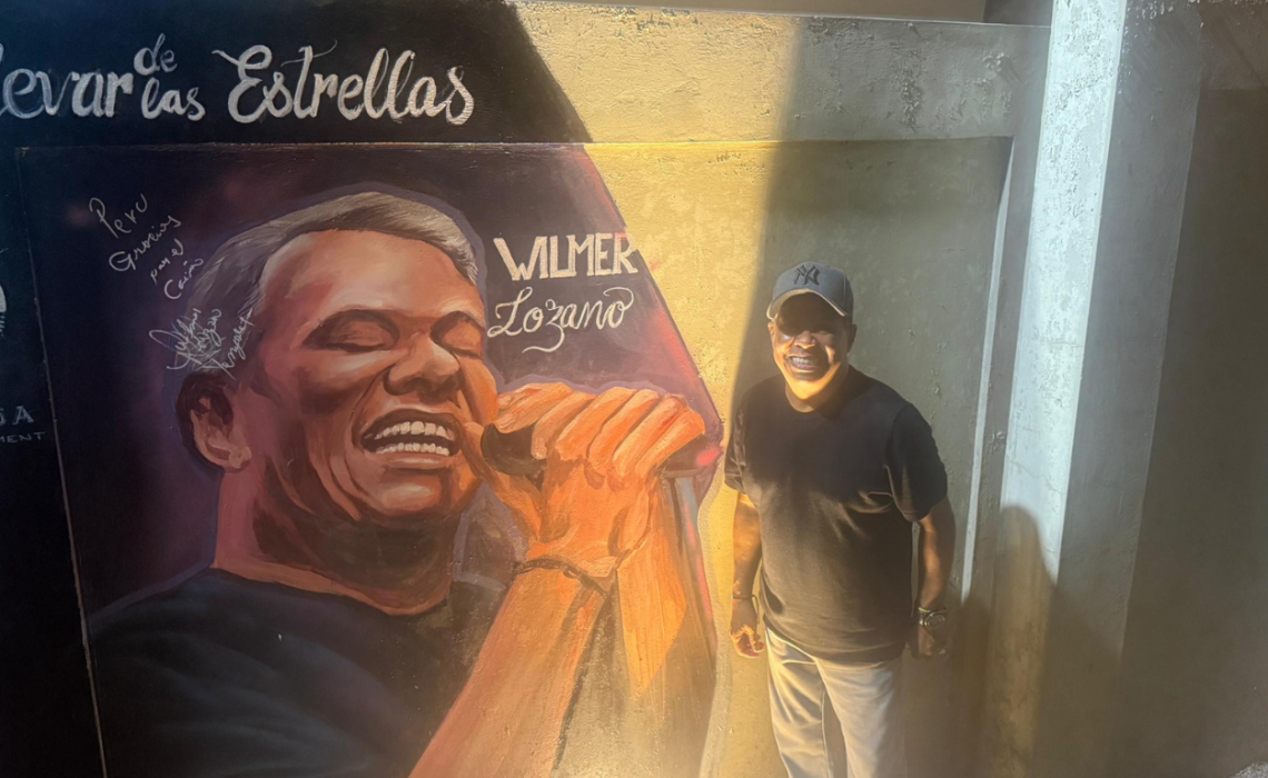 El salsero Wilmer Lozano es homenajeado en Perú con gran mural en el Callao