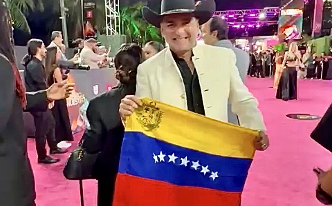 De Venezuela para el mundo: Rommel Rodríguez alza la bandera tricolor en Premio Lo Nuestro 2026