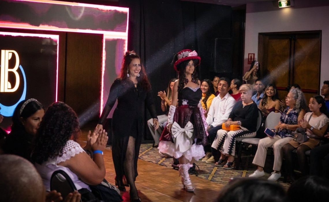 Estudiantes de diseño gráfico y diseño de moda presentaron su talento en desfile y exposición “Erase una vez”