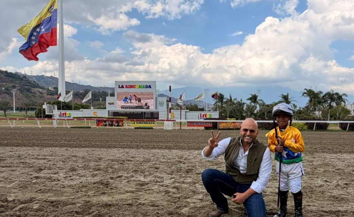 Julio León Heredia recibe Presidencia del Instituto Nacional de Hipódromos y reconoce labor de Antonio “El Potro” Álvarez