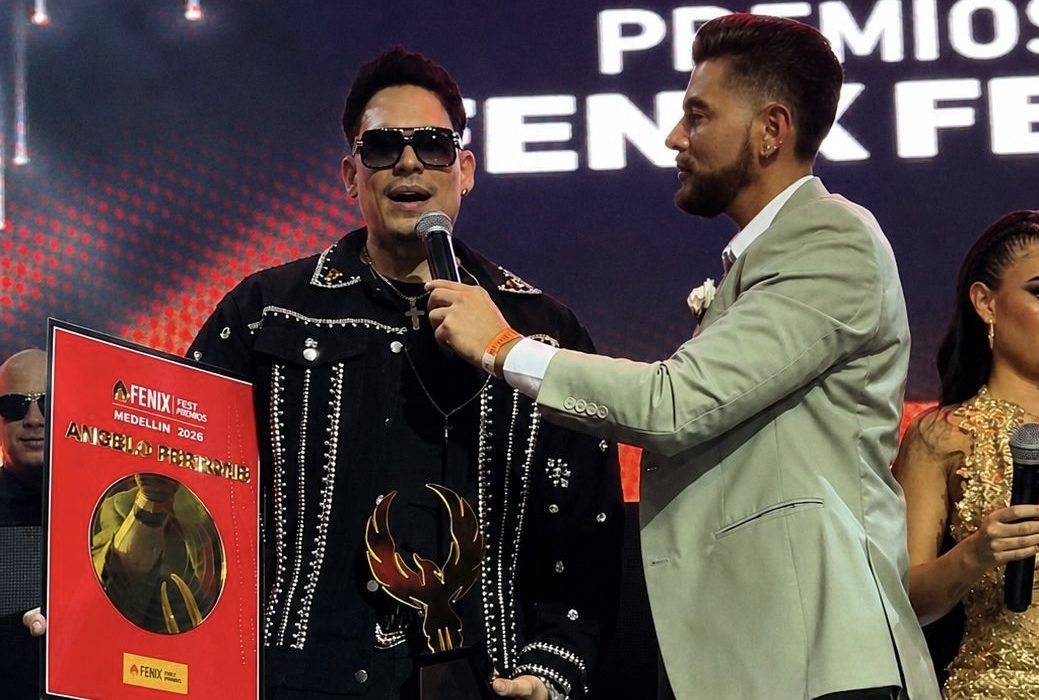 Angelo Perrone gana “Artista Revelación del Año” en los Premios Fénix 2026 en Medellín
