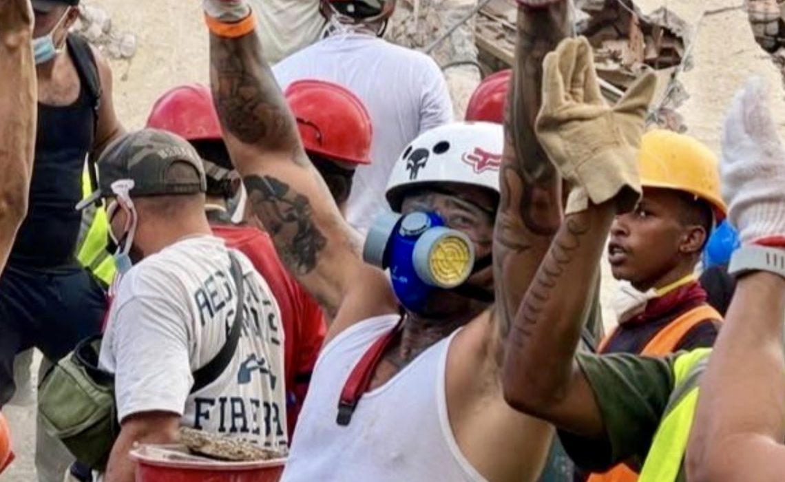 Neutro Shorty trabaja como voluntario y remueve escombros en La Guaira