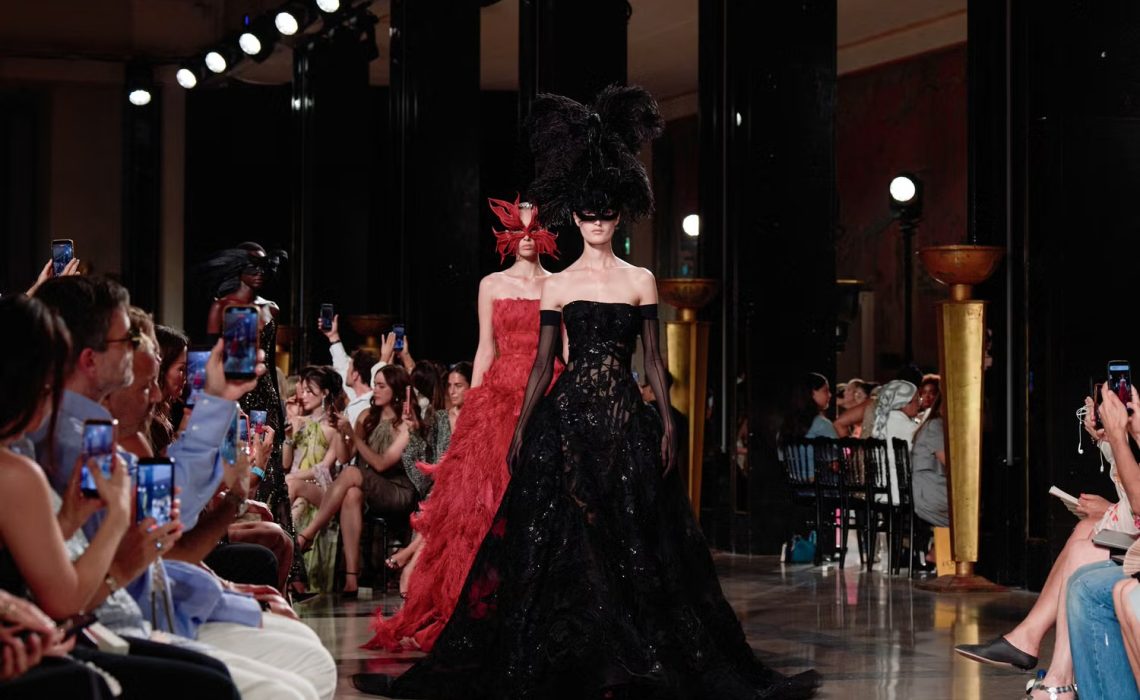 Siluetas etéreas y misterio: Así es la propuesta Otoño-Invierno de Elie Saab con el Baile de los Sueños Indómitos