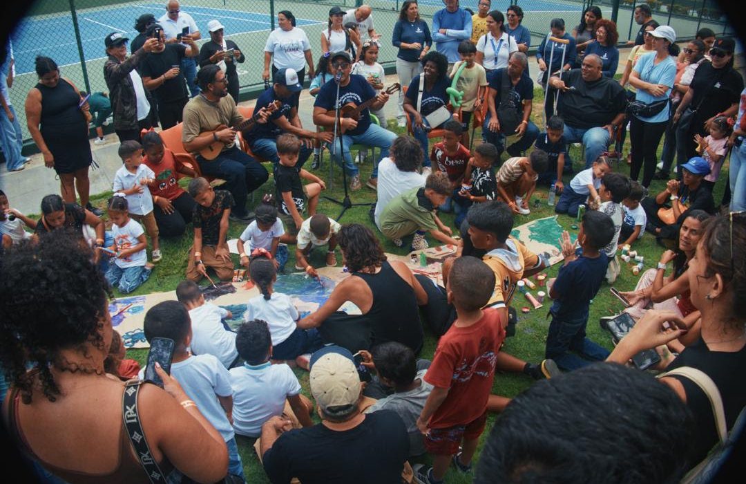 Más de 100 niños de Naiguatá participaron en una jornada comunitaria impulsada por Bajo el Árbol y LOS MENOR3S