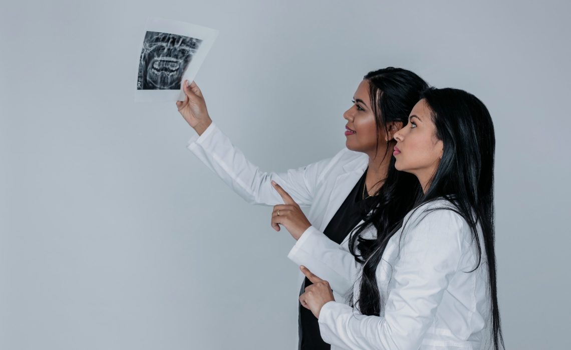 La Dra. Karina García impulsa Healthy Smile Foundation: Una iniciativa para devolver la sonrisa y la dignidad a los adultos mayores