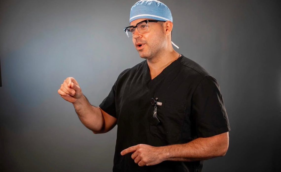 Doctor Miguel Ángel Infante advierte sobre los desafíos de la cirugía robótica en la laparoscopia tradicional