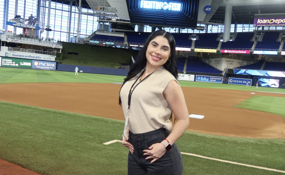 La periodista y animadora venezolana Libsen Blanco debuta en las Grandes Ligas como invitada especial