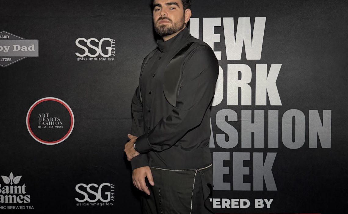 El cantante venezolano Jonathan Moly sorprende como modelo en New York Fashion Week