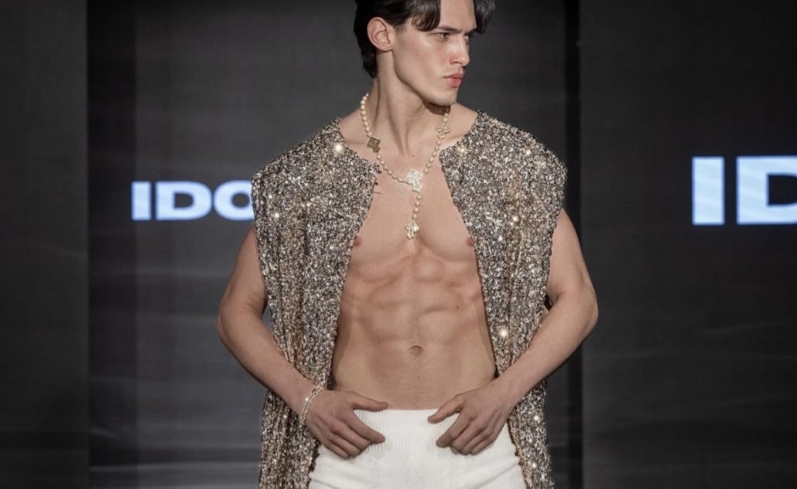 Sergio Azuaga consagra su estatus como modelo internacional tras deslumbrar en el desfile de Idol Jose en la NYFW