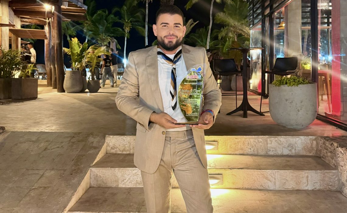 Ángel Torres recibe el reconocimiento a “Wedding & Event Planner del Año” por su aporte a la industria de eventos en Margarita